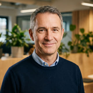 Foto de perfil de James Mitchell, quien figura como Director Ejecutivo en Mercado Capitalum